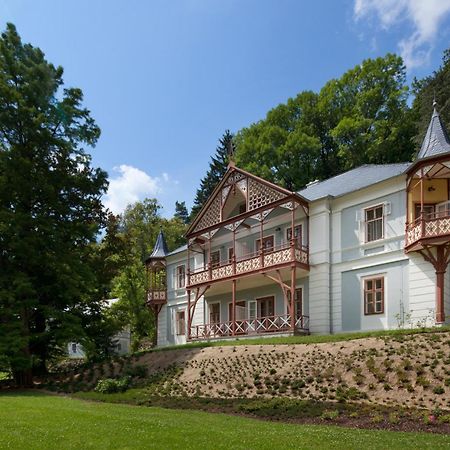 Hotel Alpska Ruze Luhačovice Exteriér fotografie