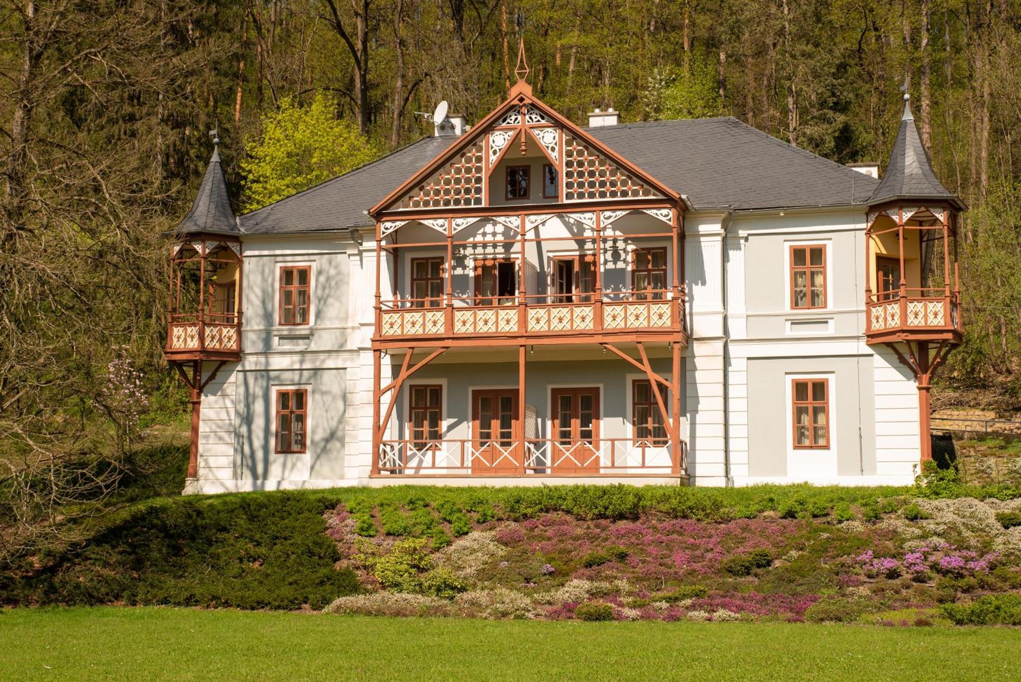 Hotel Alpska Ruze Luhačovice Exteriér fotografie