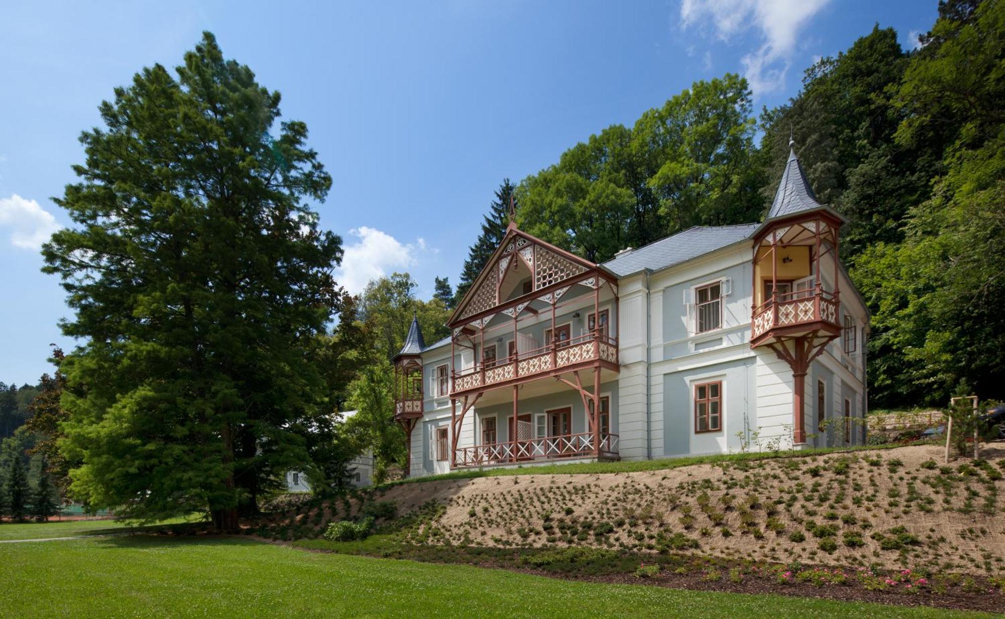 Hotel Alpska Ruze Luhačovice Exteriér fotografie