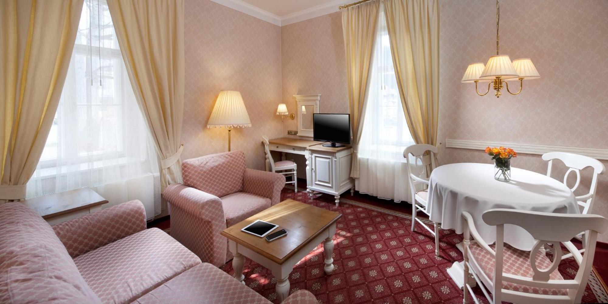 Hotel Alpska Ruze Luhačovice Exteriér fotografie
